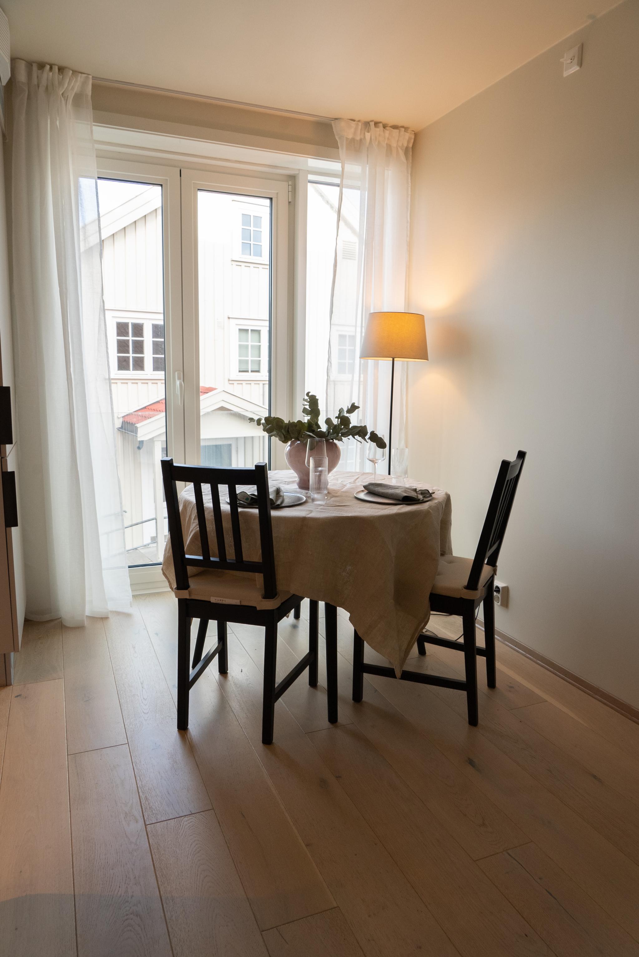 Hele leiligheten har fått et løft i 2024 med ny maling og møbler.